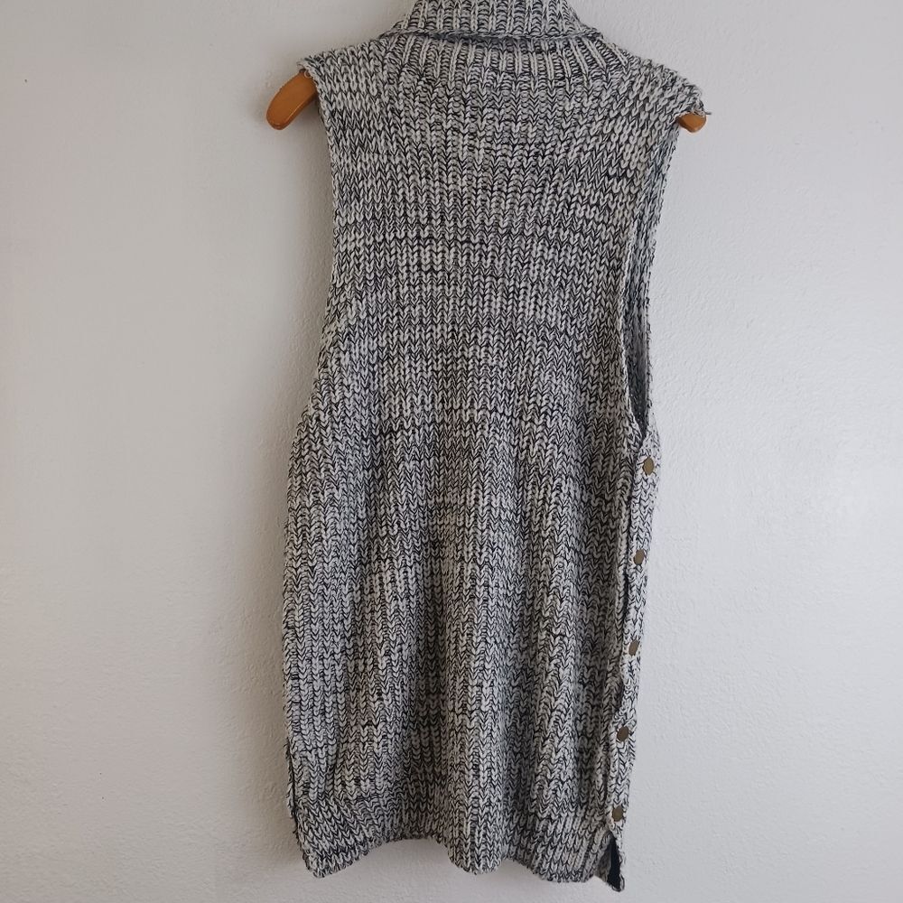 Onetheland sleevless turttleneck knitt blouse size S